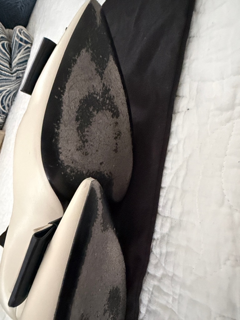 Saint Laurent Cream and Navy Pointed Leather Pumps - Picture 8 of 9